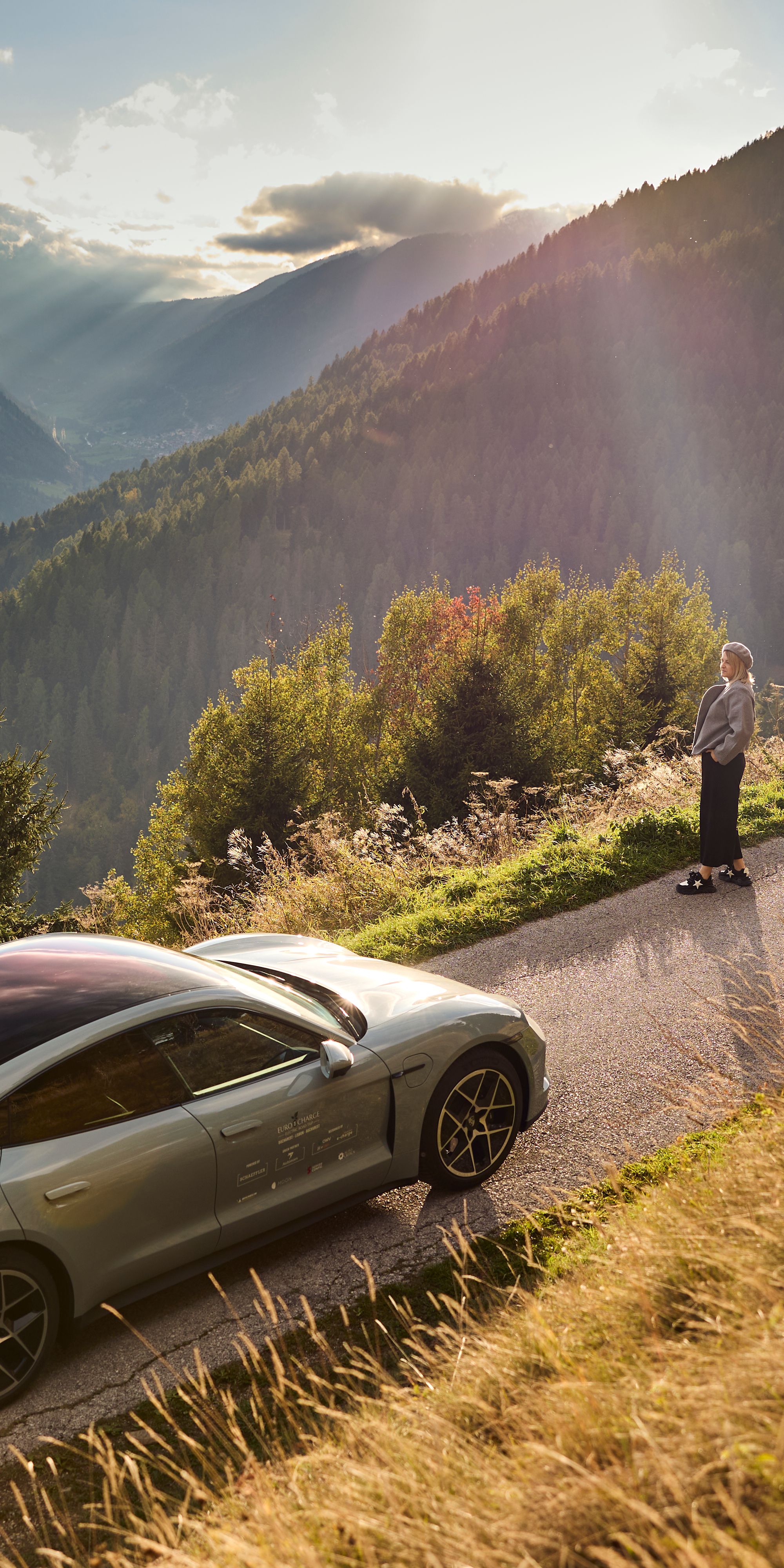 Avto, ki vozi po gorski cesti