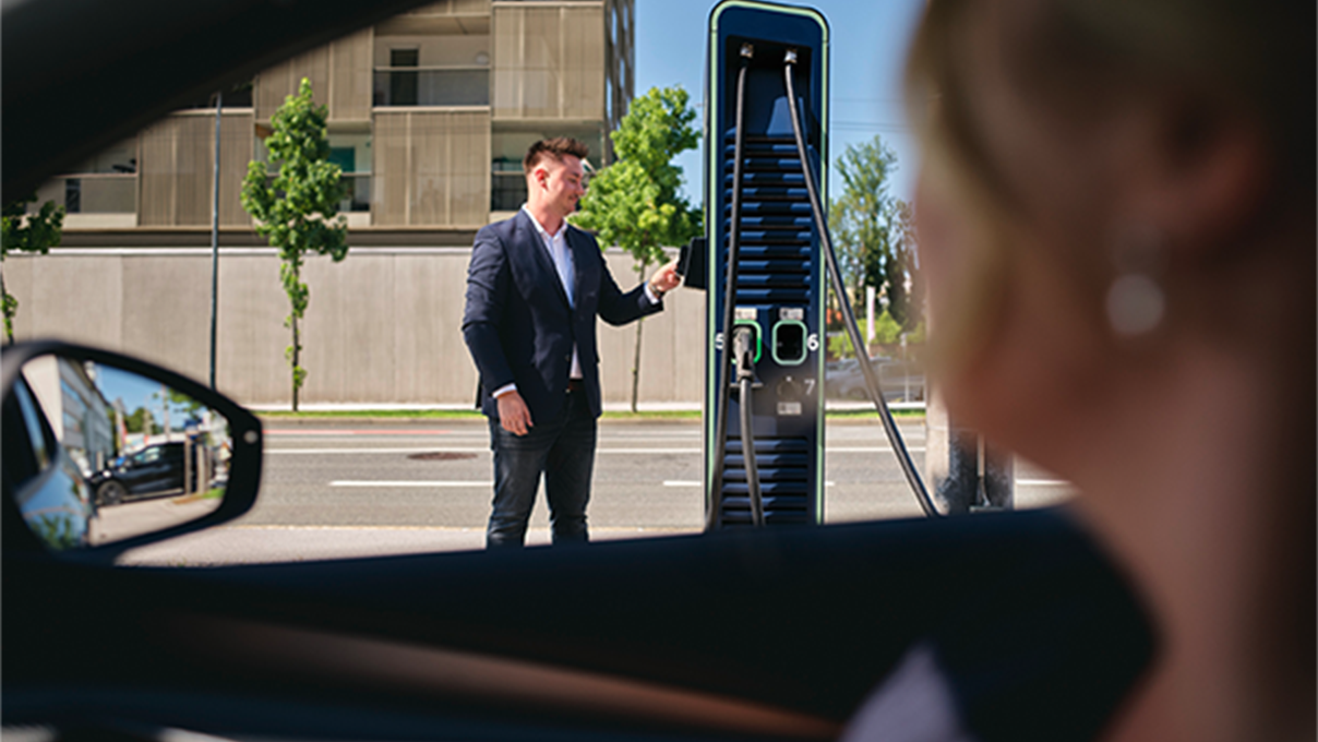 Moški drži kartico za hitro polnilnico