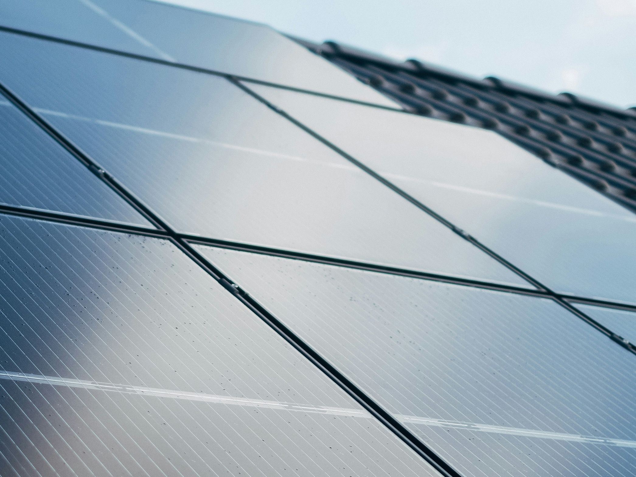 Sončna elektrarna nameščena na strehi sodobne stavbe.