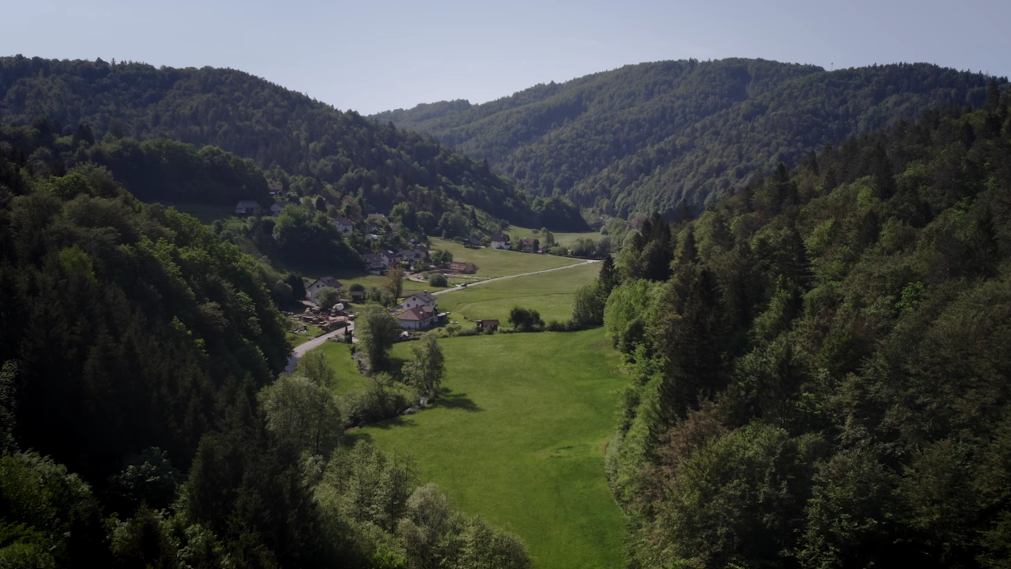 Pokrajina z naseljem hiš v ozadju.