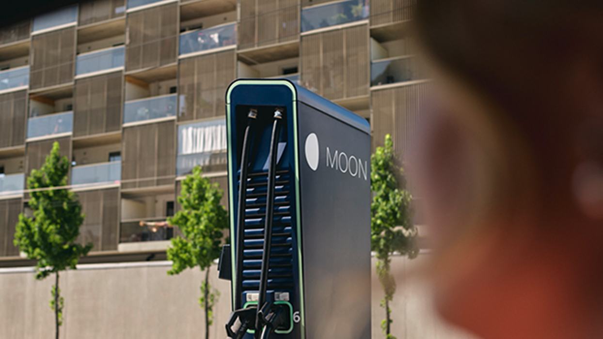 Hitra polnilna postaja ob cesti.