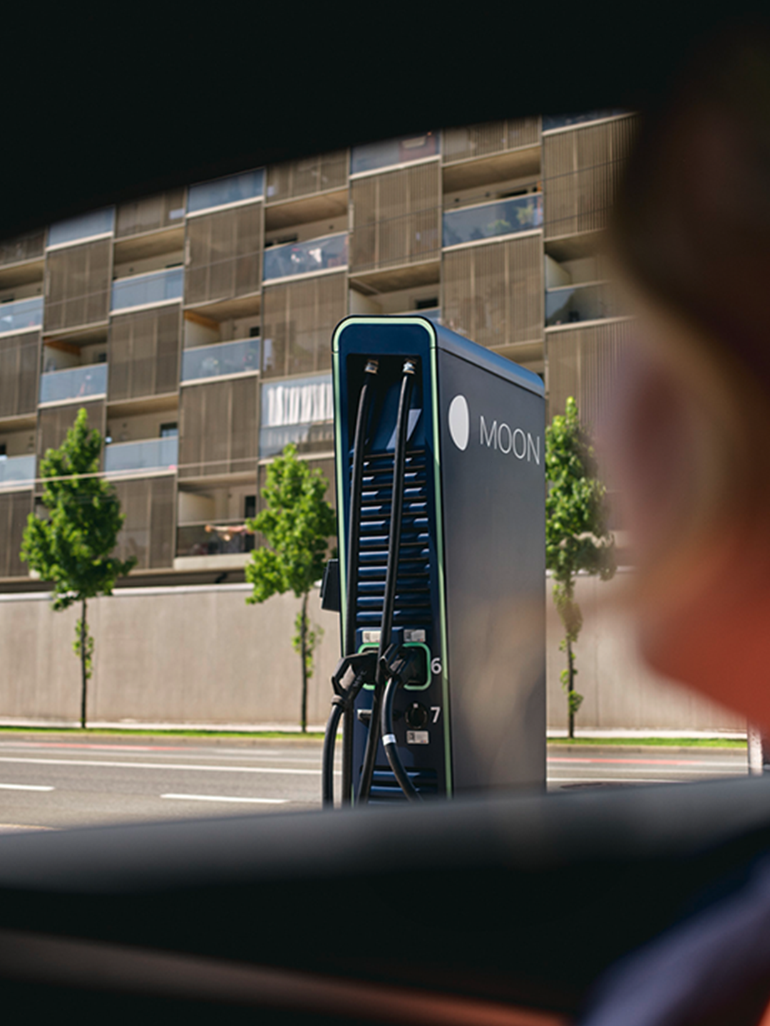 Hitra polnilna postaja ob cesti.