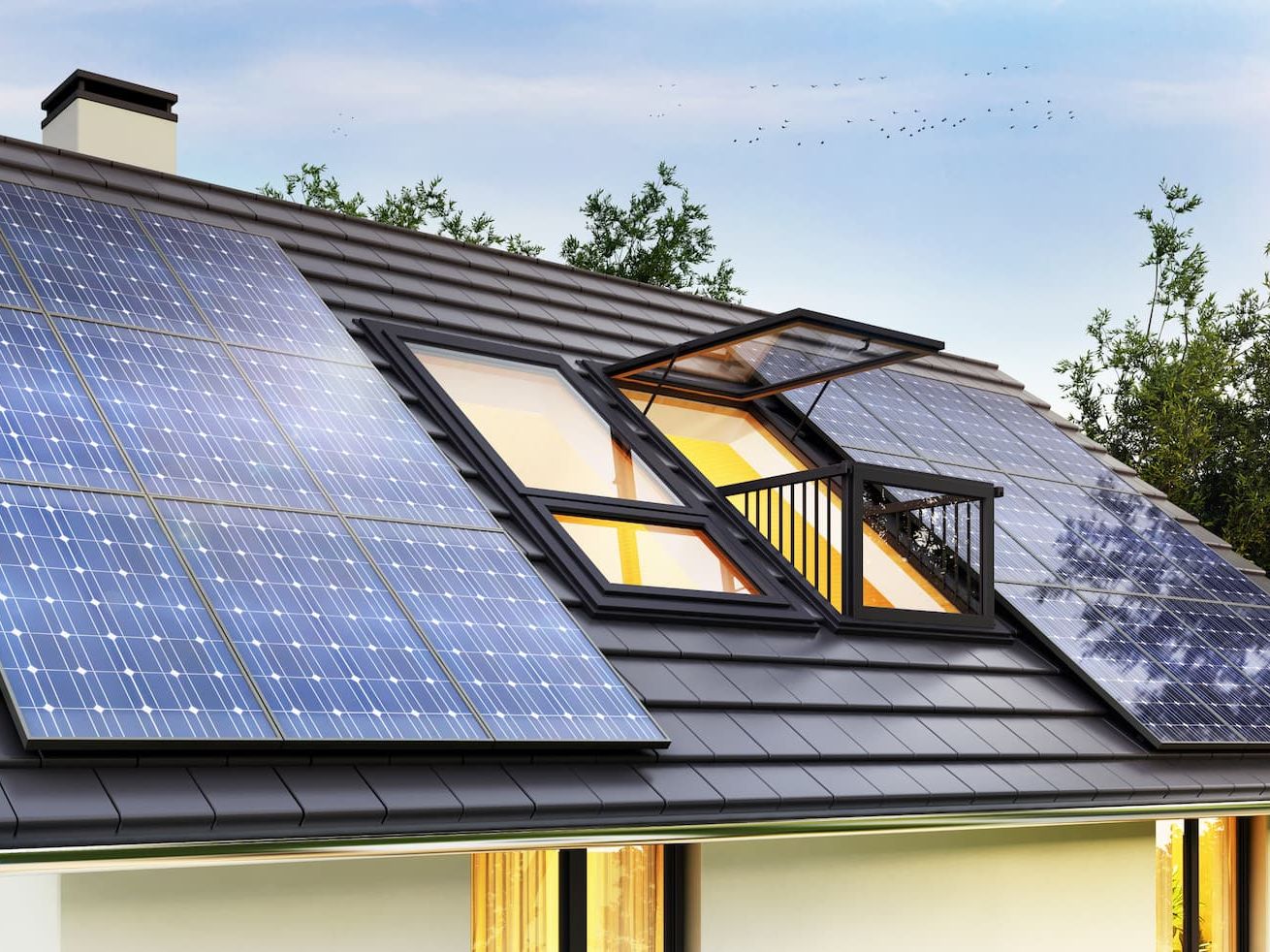 Sončna elektrarna nameščena na strehi hiše.