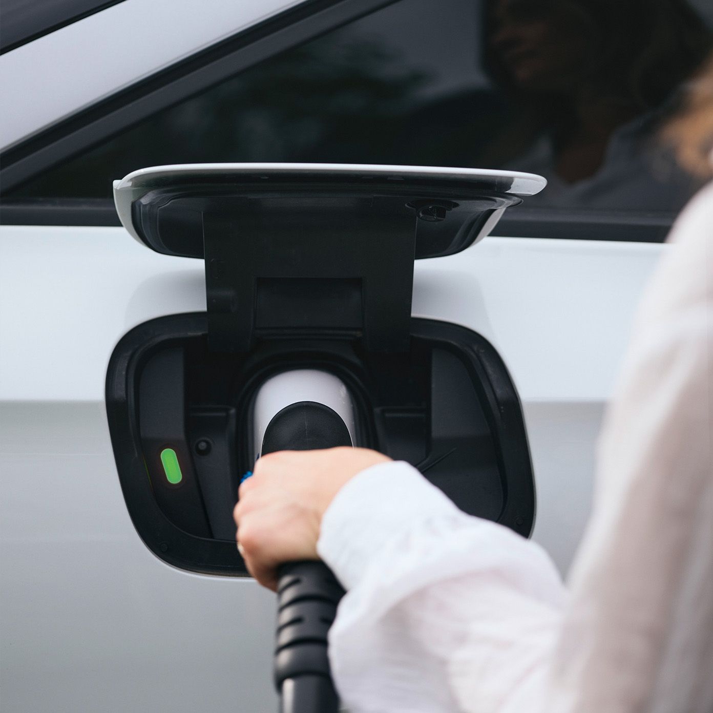 Priključek MOON POWER Charger C7 je vstavljen v električni avtomobil med polnjenjem.