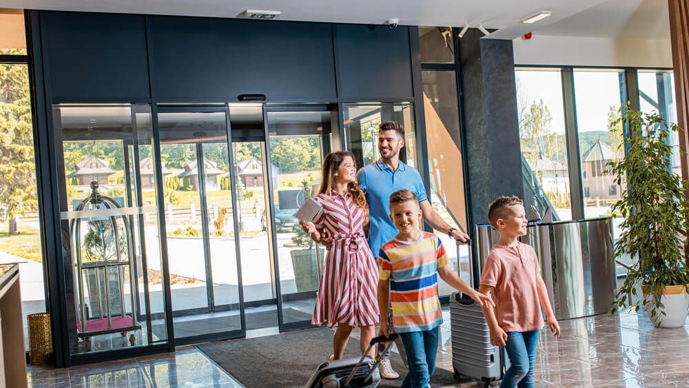 Družina z dvema otrokoma prihaja v hotel.