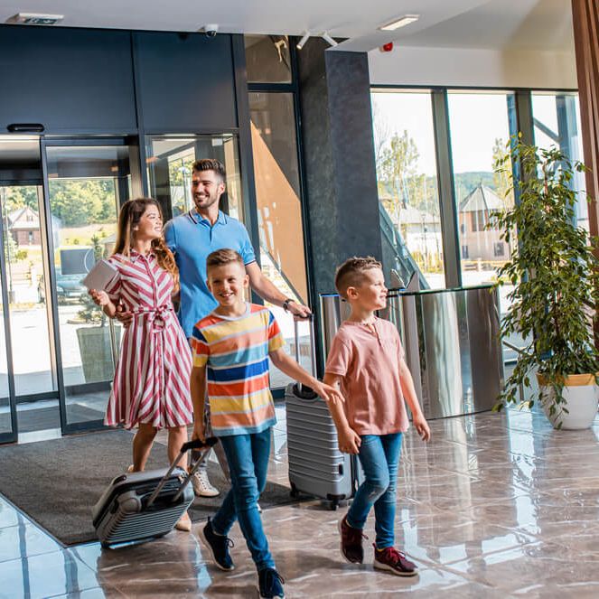 Družina z dvema otrokoma prihaja v hotel.