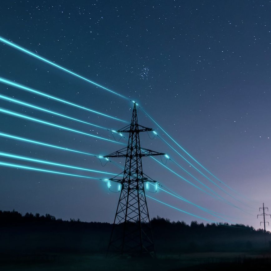 Daljnovod z osvetljenimi kabli, ki ponazarjajo pretok električne energije.