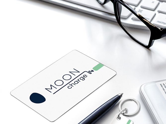 MOON kartica za polnjenje, uporabljena za dostop do polnilne postaje ali storitev e‑mobilnosti.