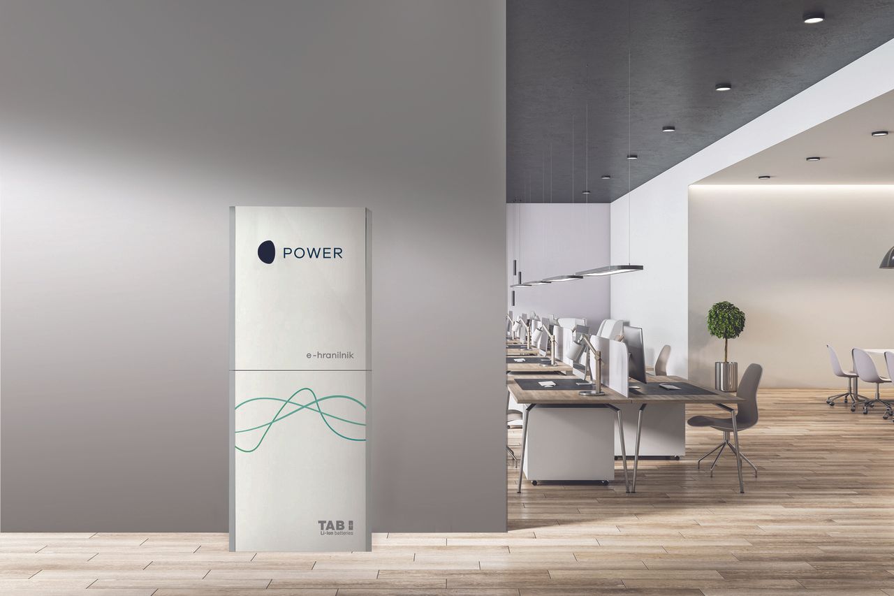 Sodoben pisarniški prostor z e‑hranilnikom MOON, umeščenim ob steni.